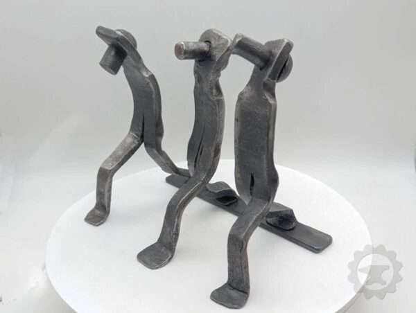 Beeldje Langneus 3 metalen staande figuurtjes elk met zijn eigen emotie.