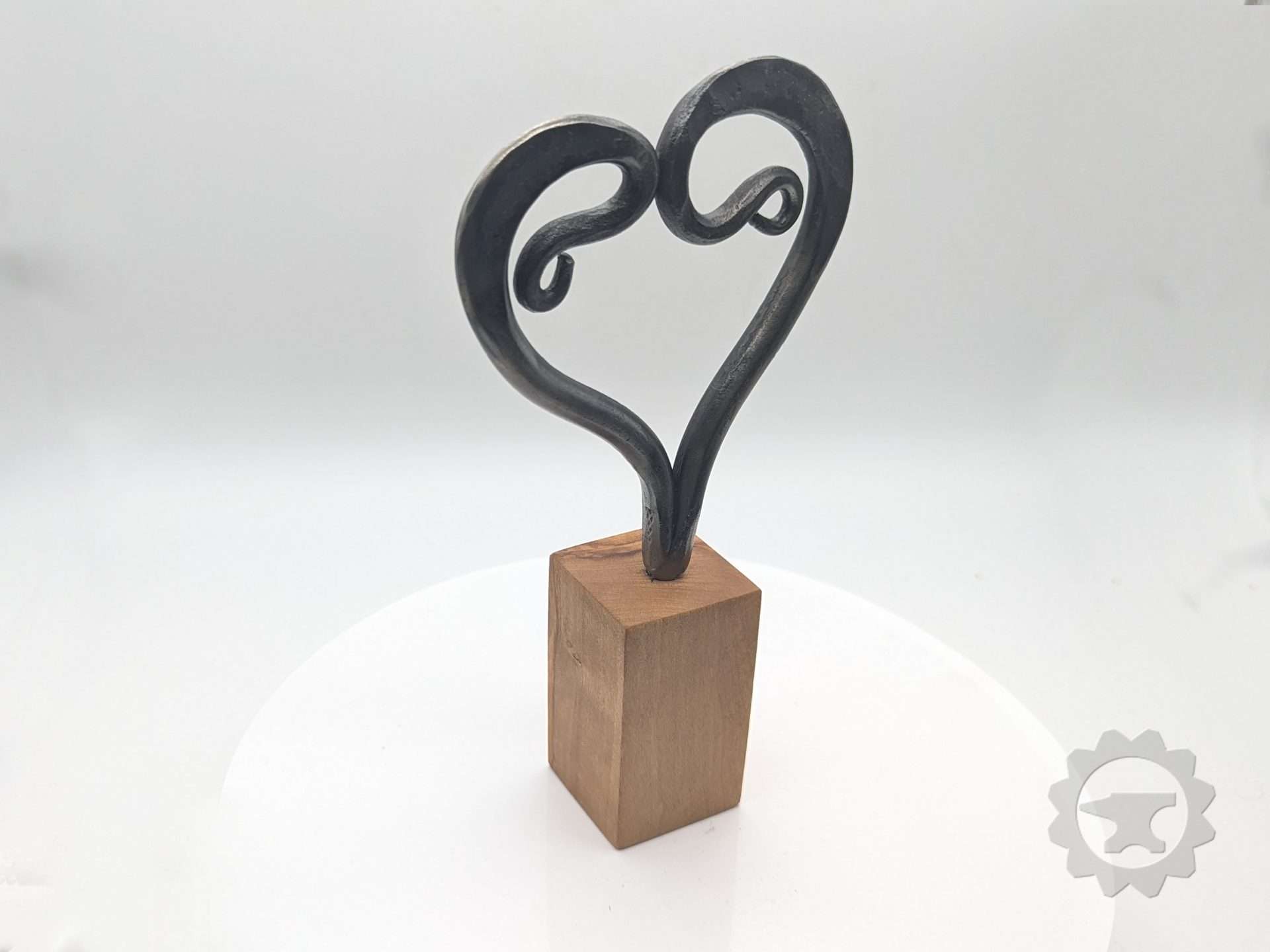 Foto van Gesmeed klein hartje (liefdes symbool)